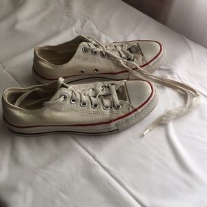 Classic White Converse low-top 🍎